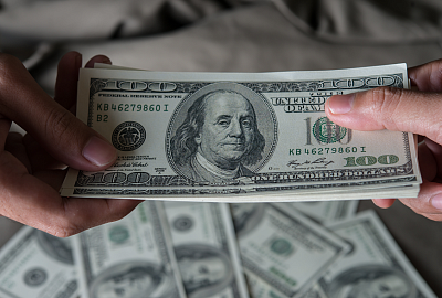 Свыше 200 тысяч поддельных купюр долларов США попали в оборот в Москве и регионах 